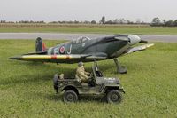 Scale War Bird und Jeep am Modellflugplatz Bockfließ